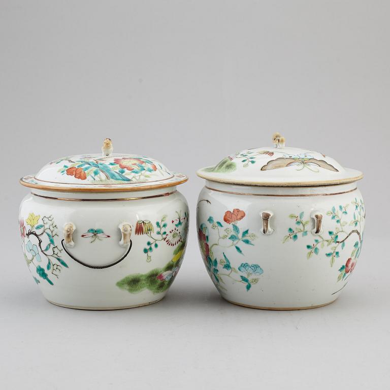 A group of two famille rose jars with covers, Qing dynasty, late 19th century.