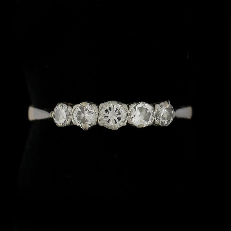 RING, 18k guld med 5 diamanter tot ca0,45ct. Vikt 2,9g.