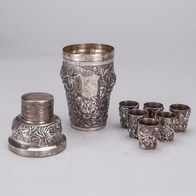 SHAKER, silver, Kina tidigt 1900-tal och SUPKOPPAR, 6 st, silver, bär stämpel LW. Tot. vikt ca 591,2 g.