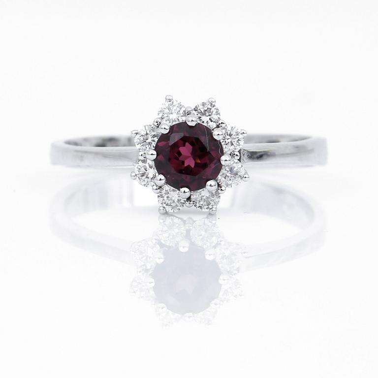 RING, 14K vitguld med turmalin 0,52 ct och 8 briljantslipade diamanter tot ca 0,23 ct. Vikt 2,31 gram.