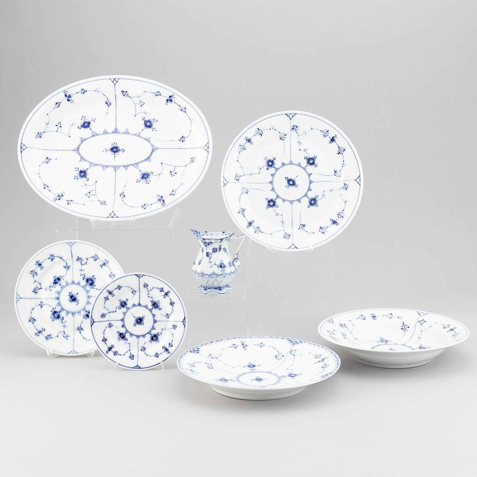 A Royal Copenhagen Musselmaalet, part dinner service, Denmark, 20th Century. (34 pieces).