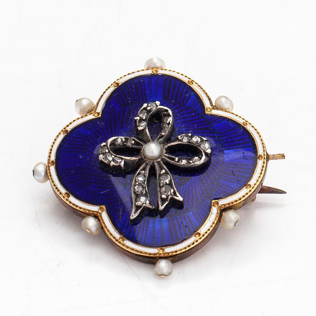 Brosch, 9K guld, emalj, odlade pärlor och rosenslipade diamanter.