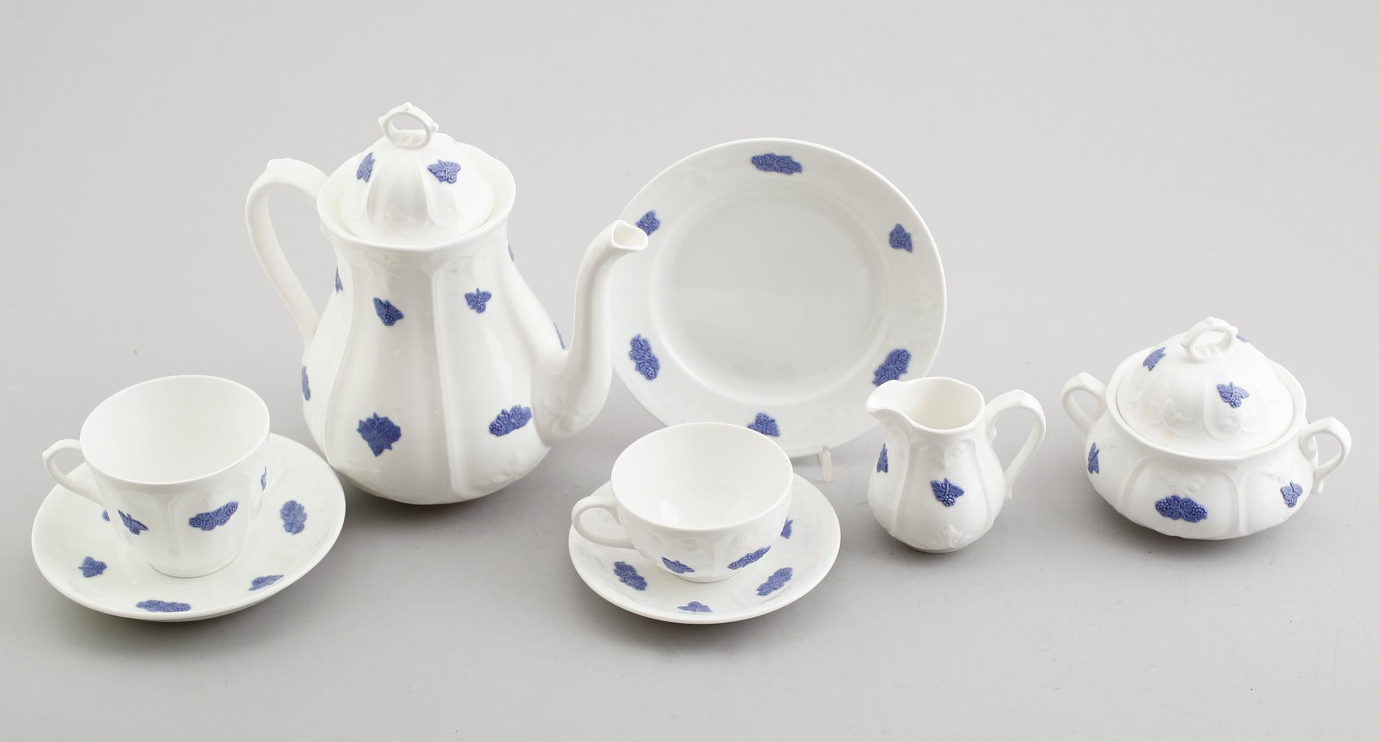 SERVISPORSLIN, 31 delar, porslin, "Blå blom", Gustavsberg.
