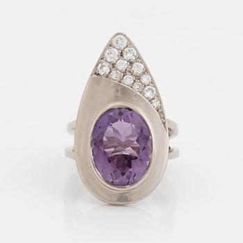 451. An 18K white gold ring set with a faceted amethyst weight ca 6.00 cts.