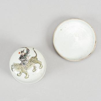 A Chinese porcelain dice shaker, first half of the 20th Century.