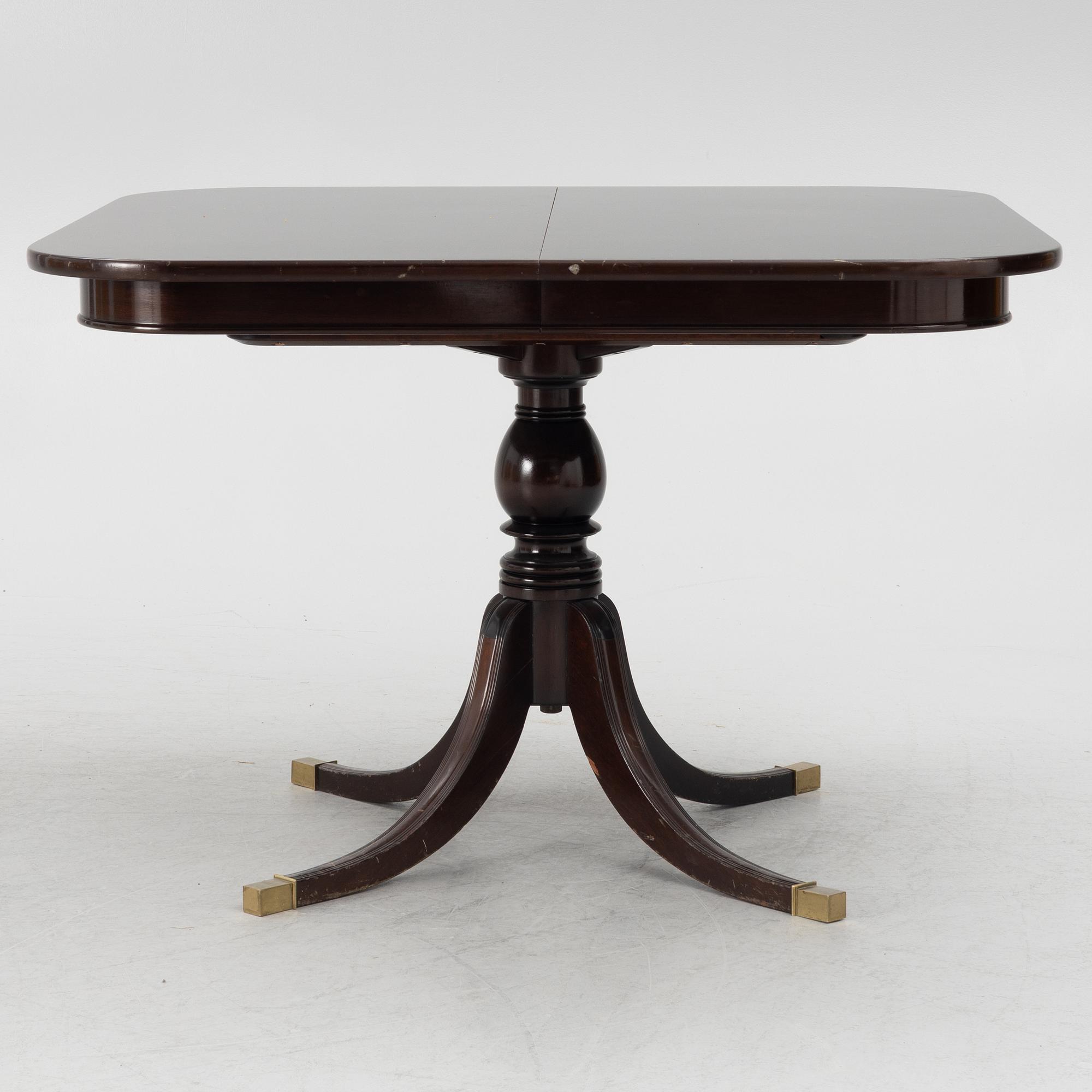 An English style dining table, 20th century.