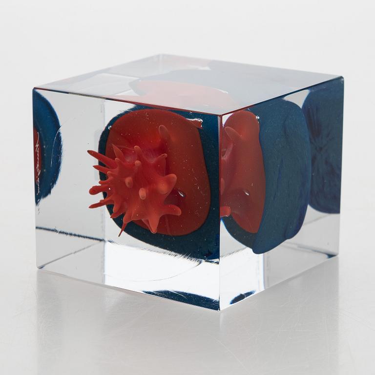 Oiva Toikka, an annual glass cube, signed Oiva Toikka Nuutajärvi 1991, 768/2000.