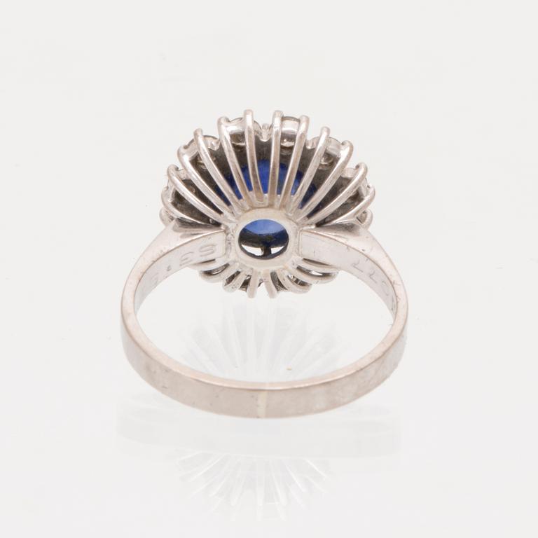 Ring 18K vitguld med cabochonslipad safir samt briljantslipade diamanter.