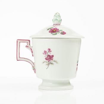 Kopp med lock, fat, porslin, Meissen respektive KPM, 1700-/1800-tal.