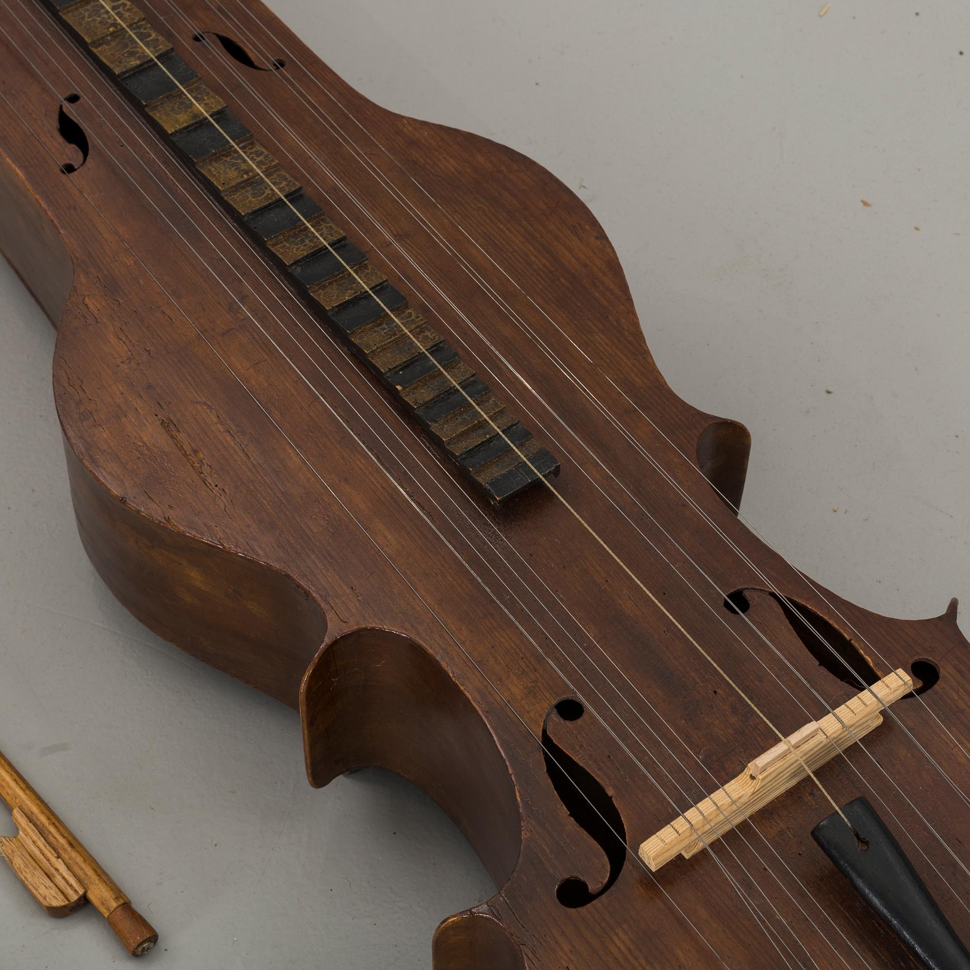 PSALMODIKON samt två stråkar, musikinstrument, 1800-tal / sekelskiftet 1900 Sverige.
