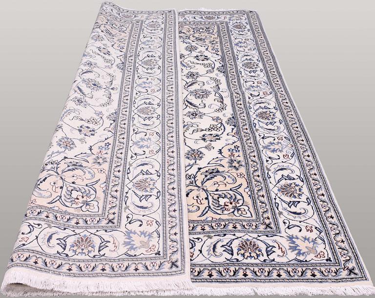 Nain, part silk, ca 312 x 205 cm.