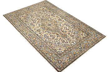 A Kashan rug, a. 208 x 135 cm.