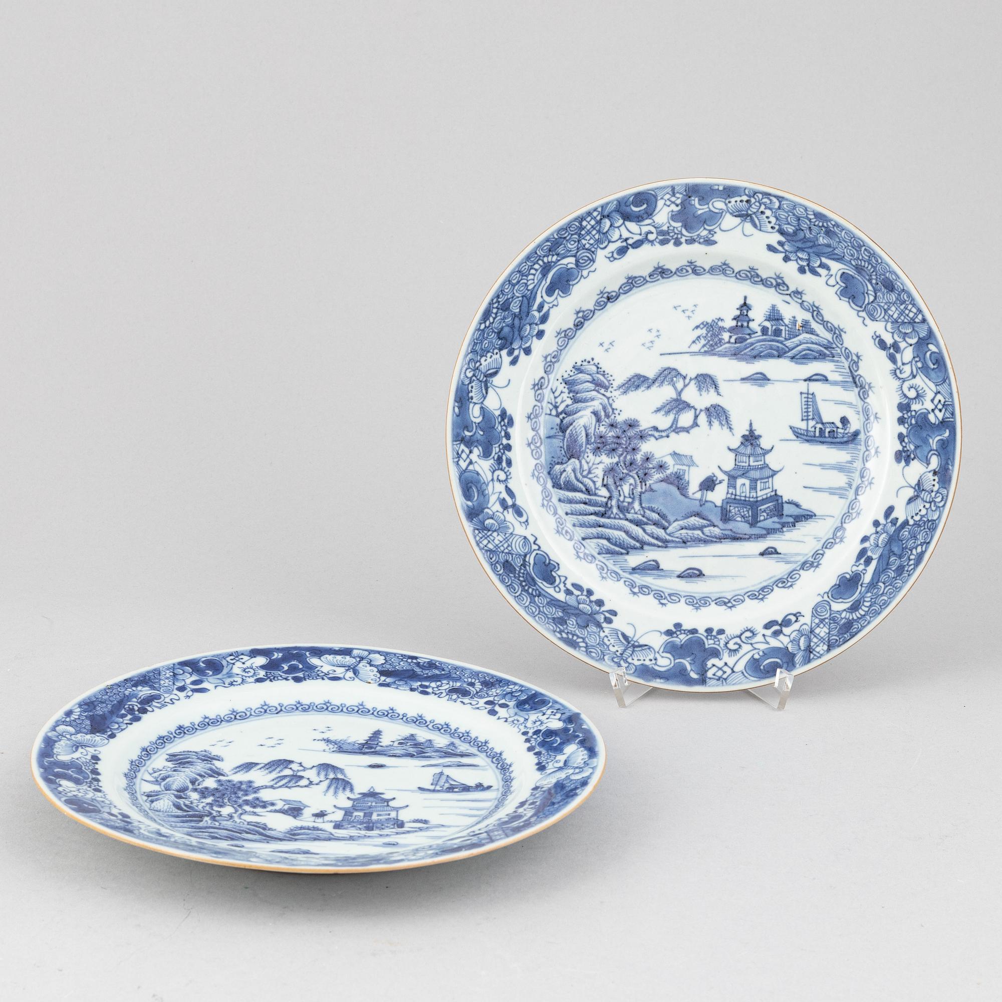 Stekfat och tallrikar, 2 st, porslin. Qingdynastin, Qianlong (1736-95).