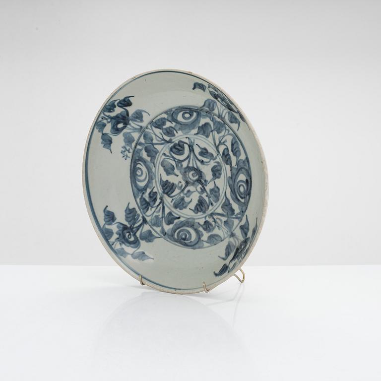 A blue and white Swatow dish, Ming dynasty (1368-1644).