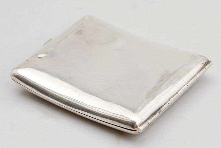 CIGARETTETUI, nysilver, emaljdekor, 1900-talets första hälft.