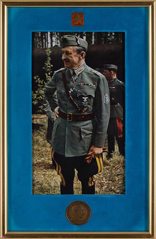 FOTOGRAFI / MINNESPLAKETT över Mannerheim, okänd, fotograf.