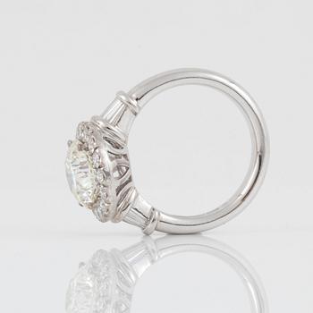 A brilliant-cut diamond ring. Center stone 3.13 cts, quality J/VS1 according to HRD certificate.