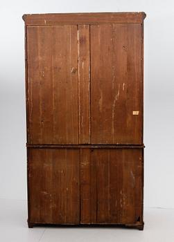 BOKSKÅP, sengustavianskt, omkring år 1800.