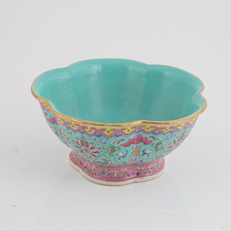 A porcelain bowl, China, around 1900.