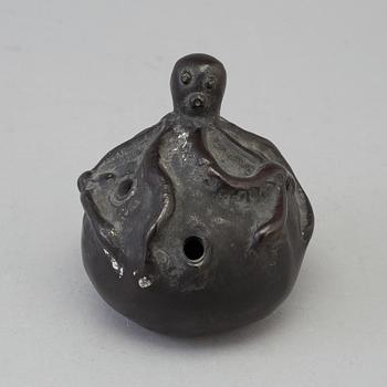 A japanese bronze water-droppers, Meiji (1868-1912), circa 1900.