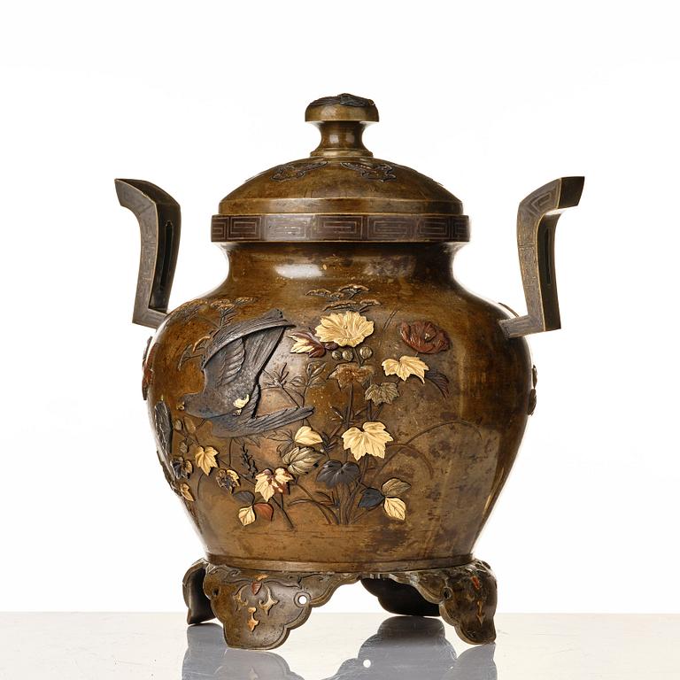 A Japanese bronze censer with cover, Meiji period (1868-1912).