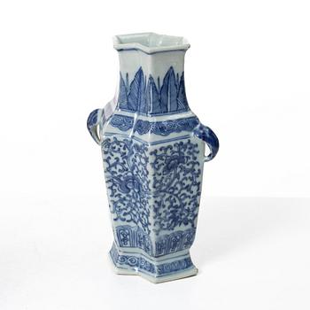 Karott med lock samt vas, porslin. Qingdynastin, 1800-tal.