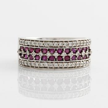 Ring 18K white gold set with faceted rubies and round brilliant-cut diamonds.