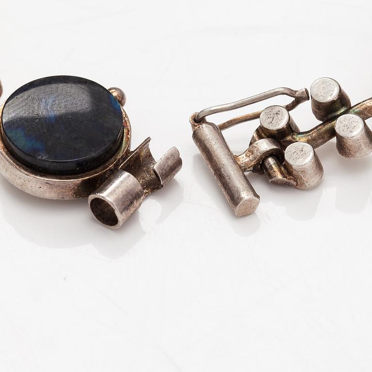 Jorma Laine, Rannekoru, sterlinghopeaa ja spektroliitteja. Turun Hopea, Turku 1974.