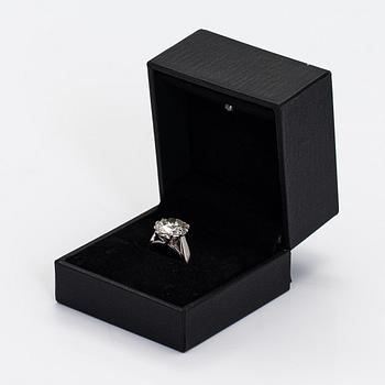 Sormus, 18K valkokultaa ja briljanttiohiottu timantti n. 5.11 ct.