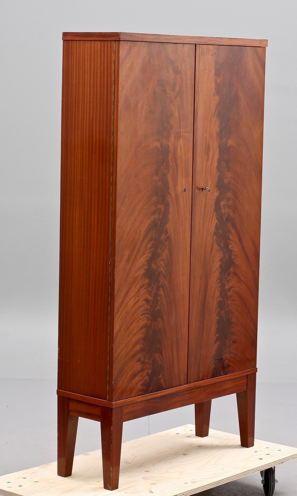 KABINETTSKÅP, 1900-tal.