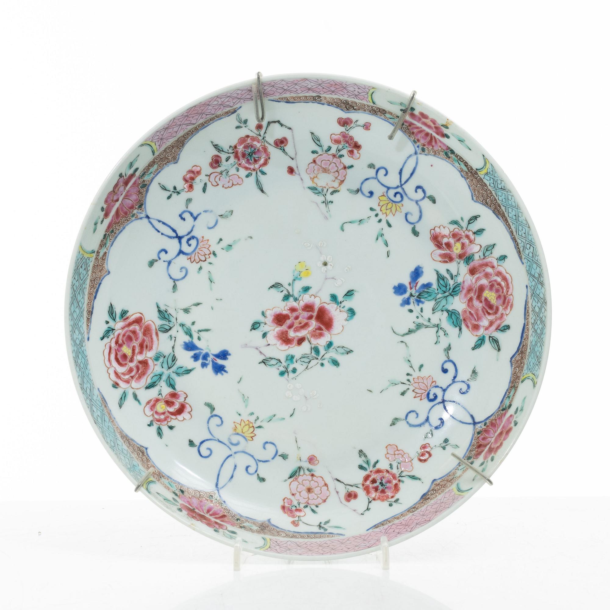 A set of three export porcelain plates and two dishes, Qing dynasty, Qianlong (1736-95).