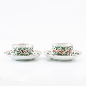 Two famille verte cups with saucers, Qing dynasty, Kangxi (1662-1722).