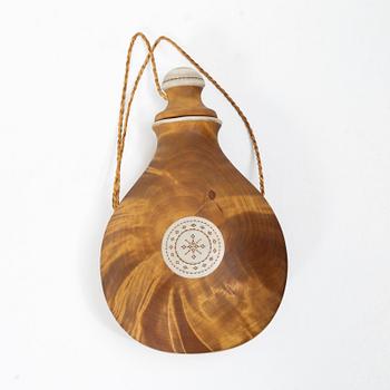 Thore Sunna, a salt bottle.
