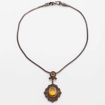 A 14K gold and silver necklace with citrines, rubies and rose-cut diamonds ca. 0.25 ct in total.