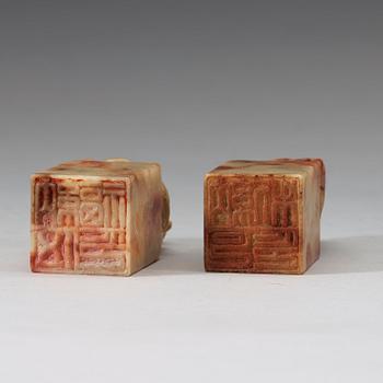 SIGILL, två stycken, nefrit. Sen Qing dynasti (1664-1912).
