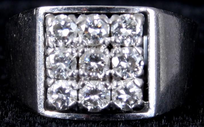 RING, vitguld samt 9 briljanter. Tot vikt 7 gram.