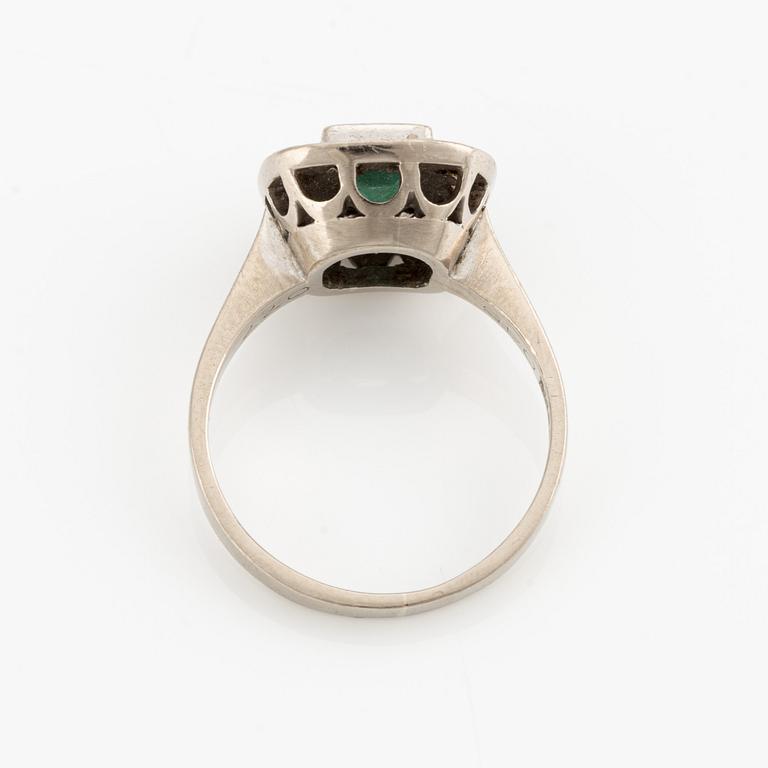 Ring, 18K white gold with emerald and brilliant-cut diamonds.