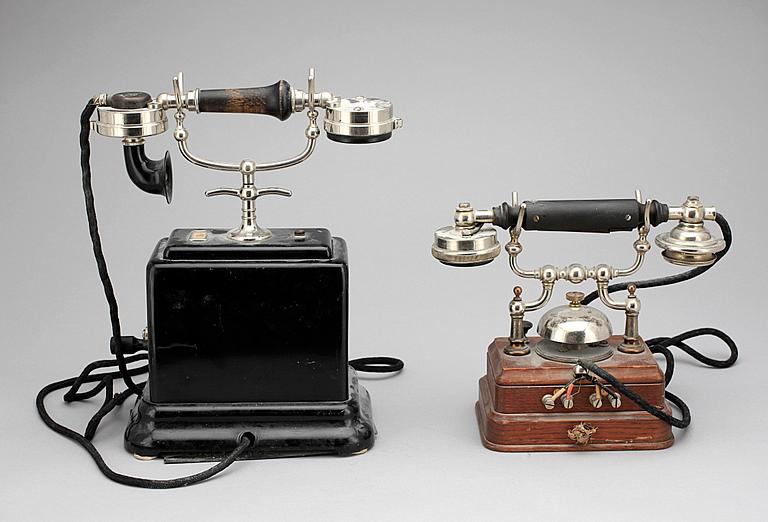 TELEFONER, 2 st, bla LM Ericsson, 1900-talets första hälft.