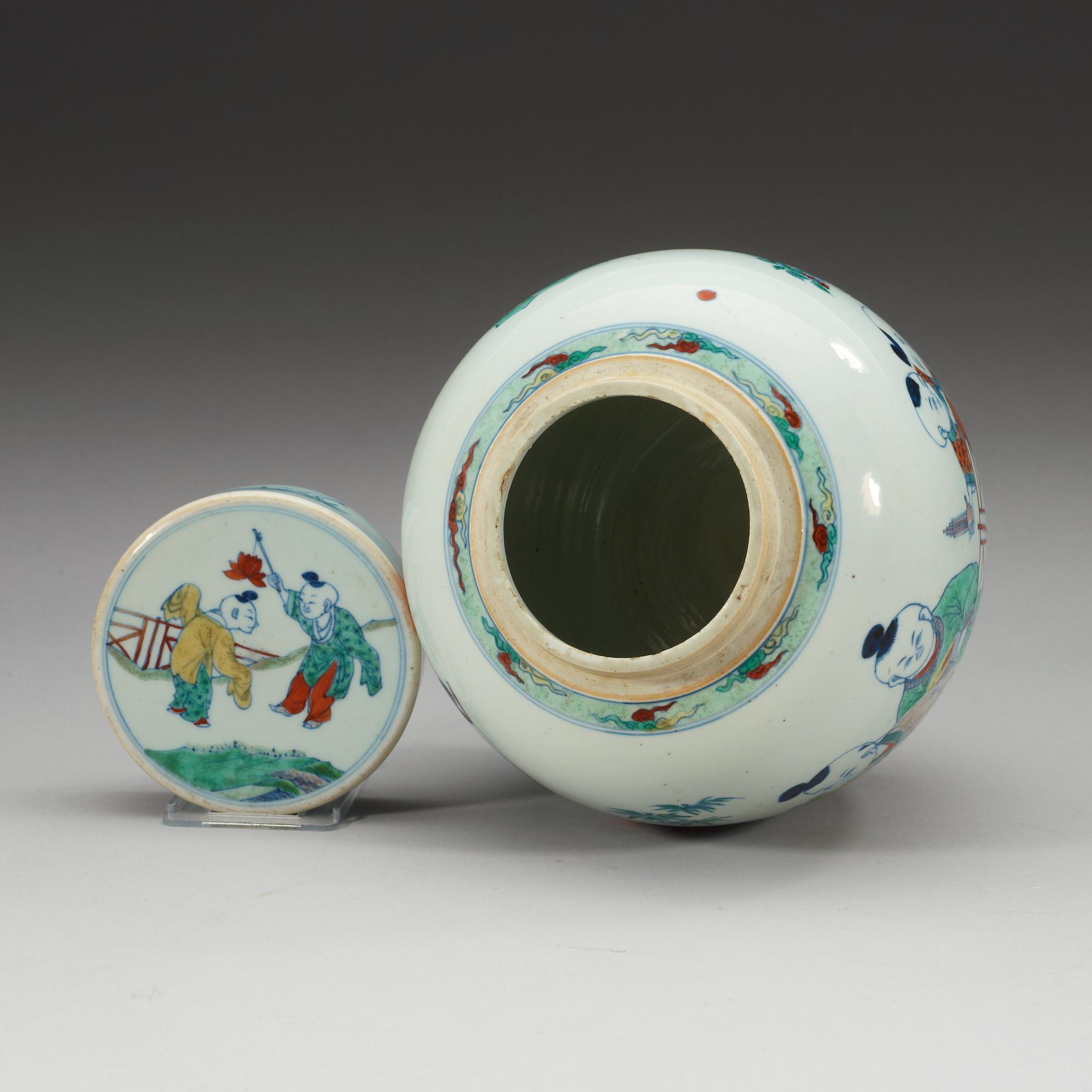 KRUKA med LOCK, porslin. Qing dynastin (1644-1912).