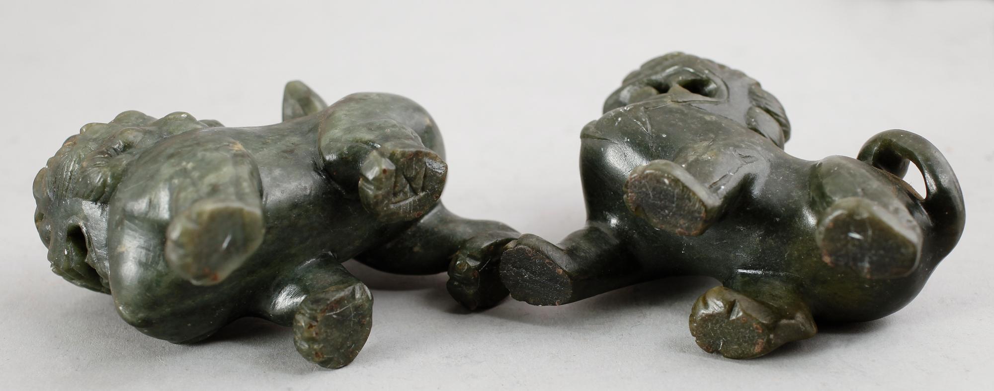 FIGURER, 1 par, grön sten, Kina, 1900-tal.