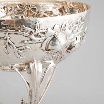 A english silver bowl by Elkington & Co, London,  early 20th century, weight 762 g.