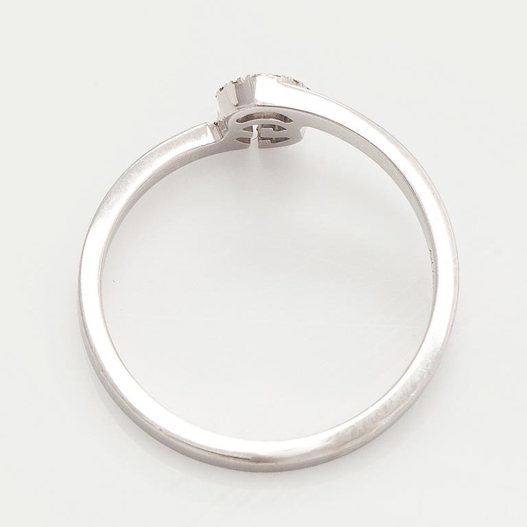 Gucci, an 18K white gold 'GG Running' ring with diamonds.