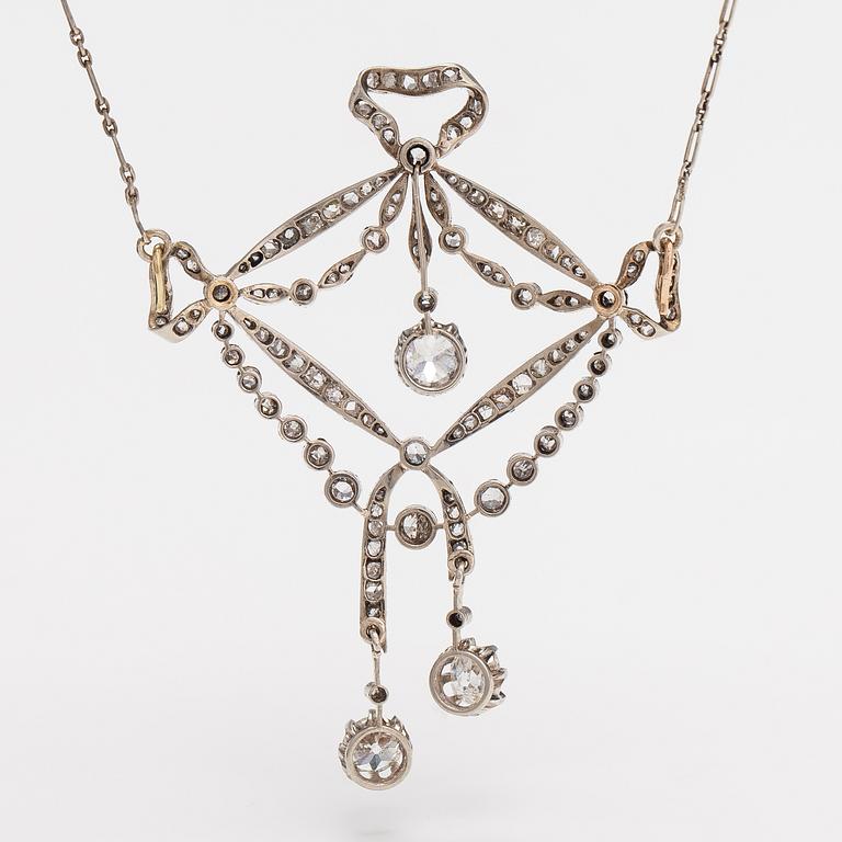 A belle époque necklace/brooch in silver-platinum with old and rose-cut diamonds ca 2.50 ct in total. Early 20th century.