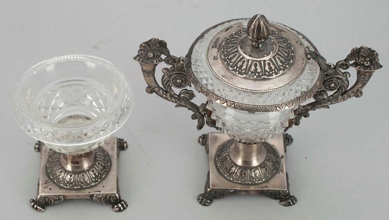 SENAPSSKÅL SAMT ett par SALTKAR, silver, glas, senempire, troligen Frankrike, 1800-talets första hälft.