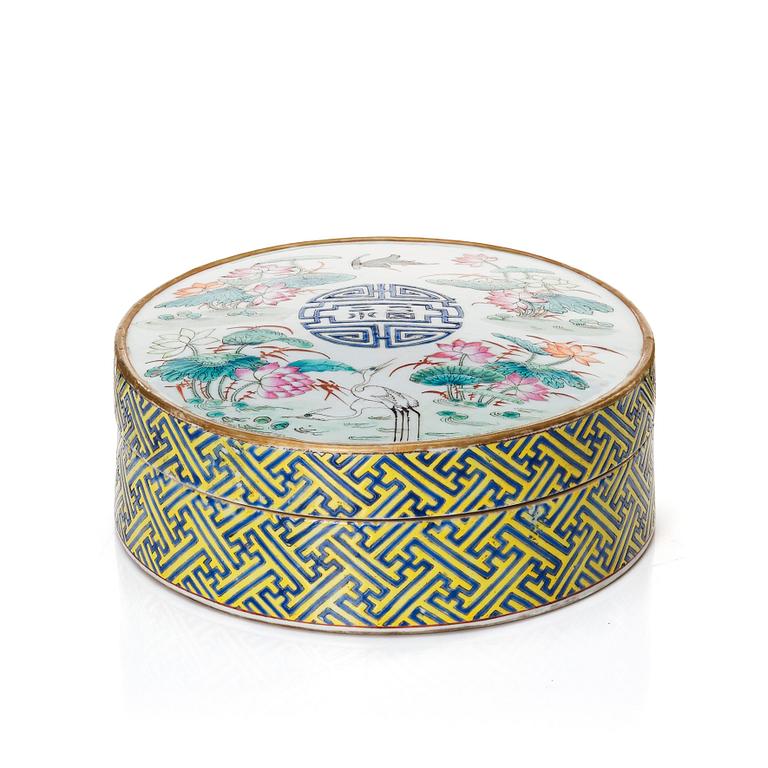 A circular sweet meat box, Qing dynasty with Guangxu mark and of the period (1874-1908).