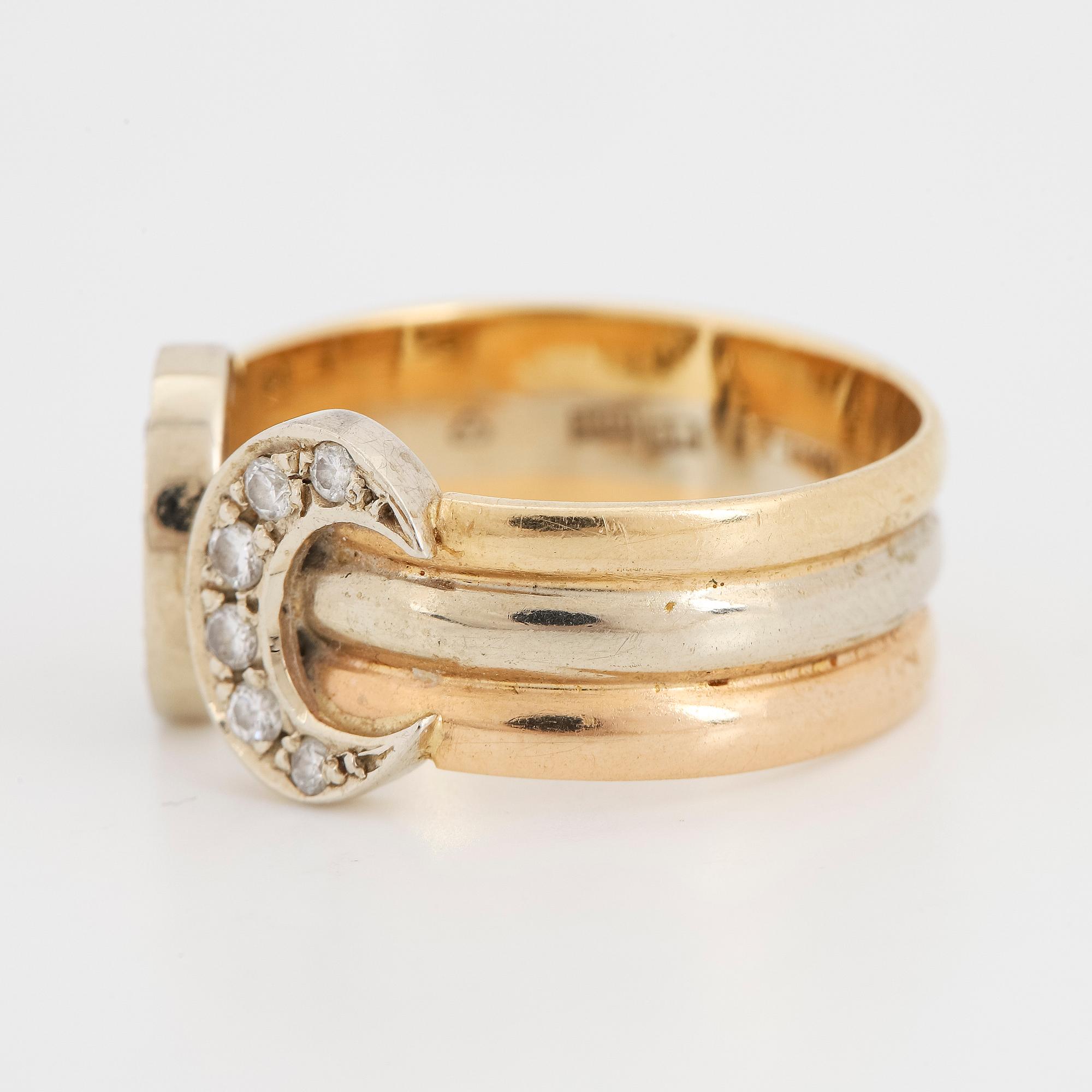Brilliant-cut diamond 18K gold ring.