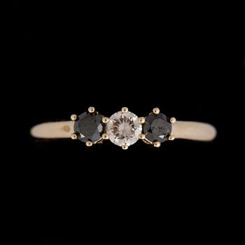 RING, 14k guld med diamant 0,18ct och färgade svarta diamanter tot 0,24ct. Vikt ca 2,29 gram.