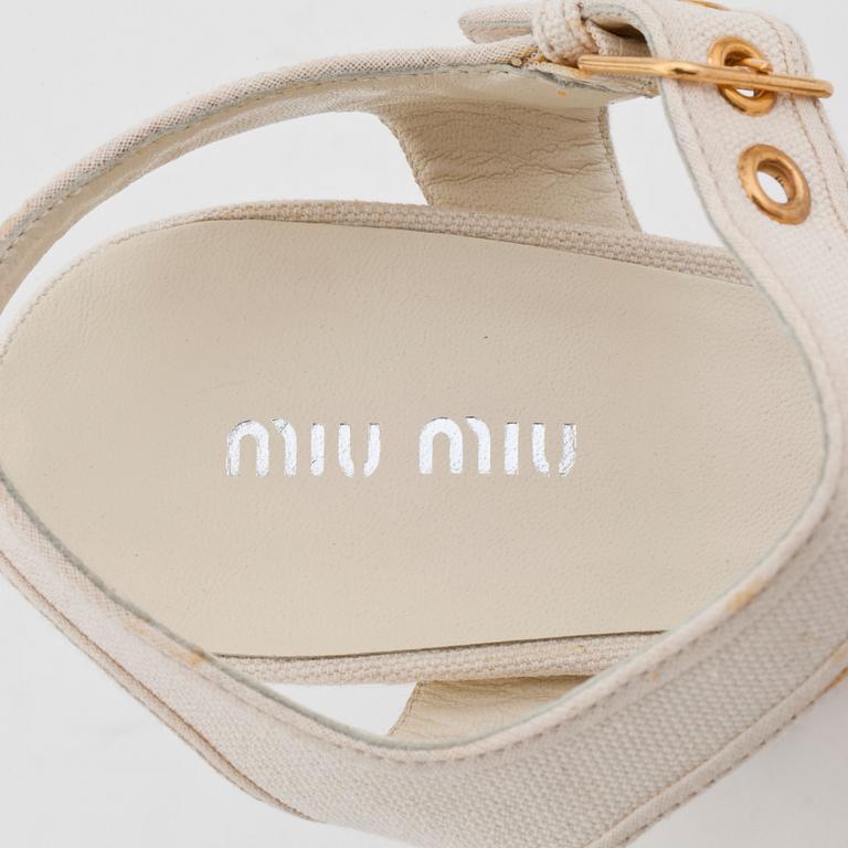 MIU MIU, ett par sandaletter.