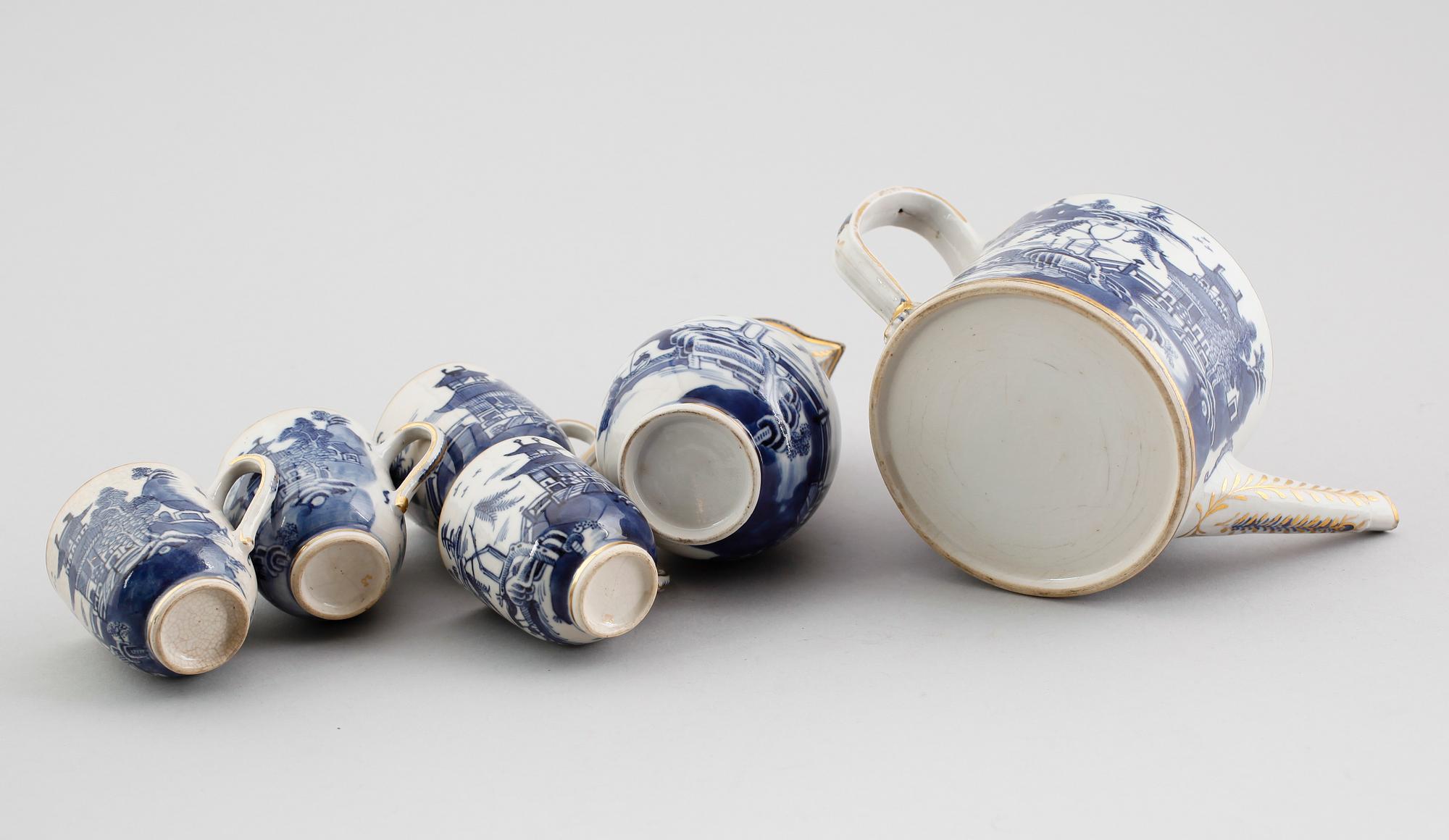 TEKANNA, TILLBRINGARE SAMT KOPPAR, 4 st, porslin, Kina, Qianlong 1736-1795.