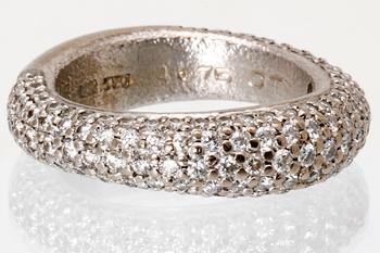 Ole Lynggaard ring 18K vitguld med 159 briljanter 1,75 ct totalt TW VS, "Love Collection", original etui.